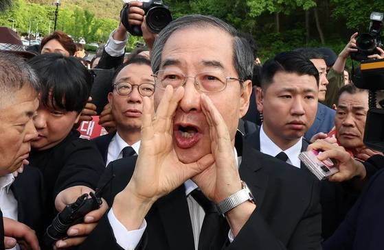 지난 2일 광주 5·18 묘역을 방문한 한덕수 전 총리가 일부 단체의 반대로 참배가 막히자 "저도 호남 사람입니다"라며 무려 열다섯번이나 호소했다. 한 전 총리는 전북 전주에서 태어났다. [연합뉴스]