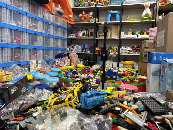 지난 1일 경기 고양시 소재 사단법인 트루 부지에 레고 블록이 쌓여 있다. 시민들에게 기부받은 것들이다. 김성진 기자