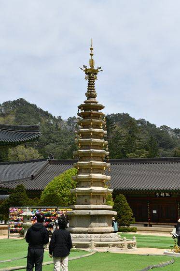 지난 5년 간 보수 공사를 거친 강원도 평창 월정사의 월정사팔각구층석탑(국보)이 지난달 30일 언론에 공개됐다. 고려 초기 다각다층석탑의 전형으로 꼽히는 이 탑은 상륜부 금속장엄물이 노후화하면서 2019~2024년에 걸쳐 보수 복원이 이뤄졌다. 사진 국가유산청