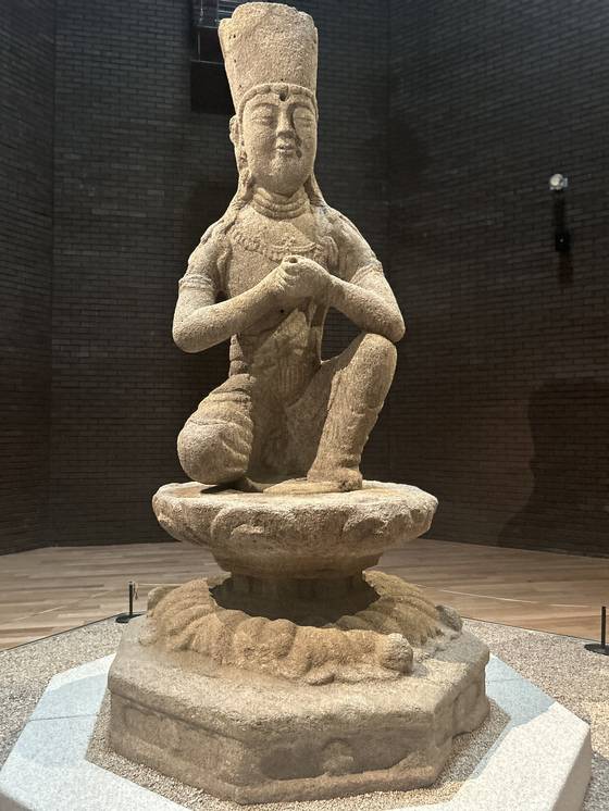 월정사 성보박물관에 전시되고 있는 '평창 월정사 석조보살좌상'(국보). 애초엔 월정사 팔각구층석탑(국보)을 향해 두 손을 가슴 앞에 모으고 공양을 올리는 듯한 자세로 앉아 있었다. 고려시대부터 풍화작용에 시달린 진품은 성보박물관으로 옮겼고 현재 석탑 앞엔 2008년 9월 이재순 석장이 조성한 복제품이 앉아 있다. 강혜란 기자