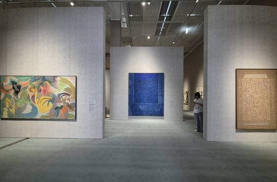 국립현대미술관 서울의 '한국현대미술 하이라이트' 전시장 입구. 최욱경의 '미처 못 끝낸 이야기'(왼쪽부터), 김환기의 '산울림 19-Ⅱ-73#307', 이성자의 '천년의 고가'가 걸렸다. 권근영 기자