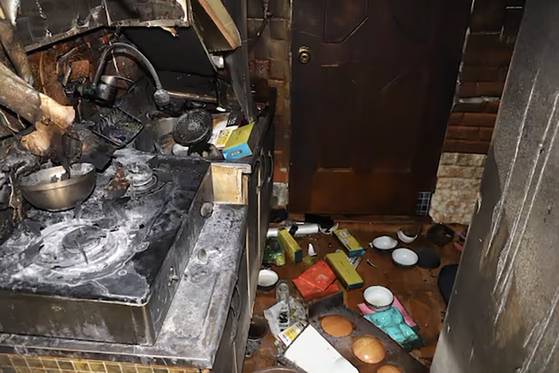 4일 오후 11시 45분쯤 충주시 충인동의 3층짜리 여인숙 1층에서 불이나 2명이 숨졌다. 사진 충주소방서