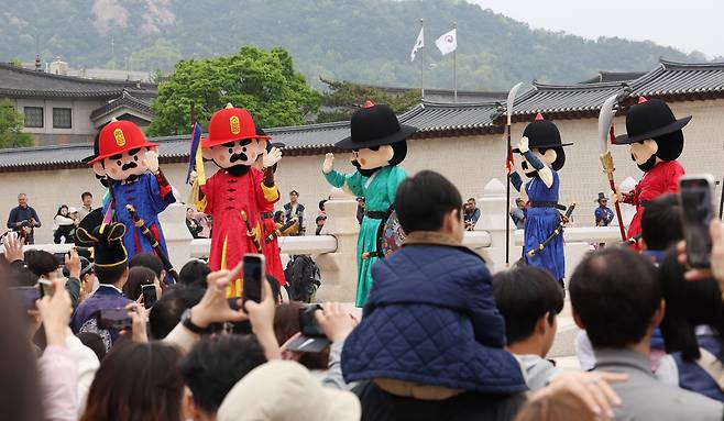 어린이날을 맞아 광화문 월대에서 수문장 들이 인형탈을 쓰고 파수의식을 진행하고 있다. 뉴시스