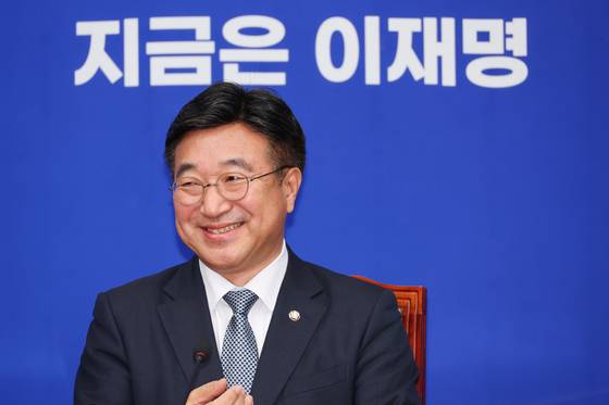 윤호중 더불어민주당 총괄선거대책본부장이 5일 오전 서울 여의도 국회에서 열린 기자간담회에 참석하고 있다. 뉴스1