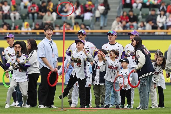 5일 프로야구 시합에 앞서 잠실구장에서 열린 미니운동회에서 선수와 어린이들이 링 던지기 게임을 하고 있다. 연합뉴스
