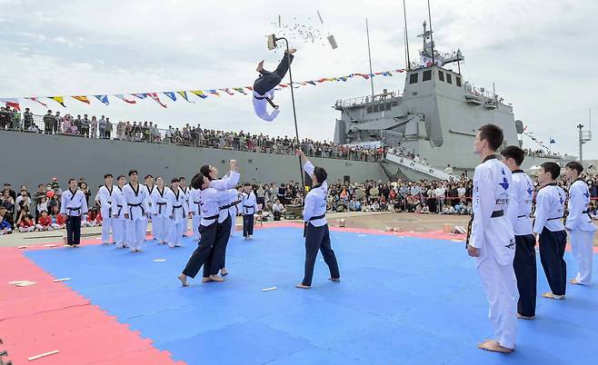 어린이 날을 맞은 5일 부산작전기지 천왕봉함(LST-Ⅱ) 앞에서 태권도 시범 공연이 열리고 있다. 사진 해군작전사