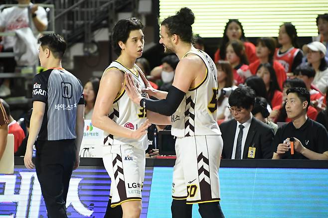 프로농구 창원 LG 마레이(오른쪽)과 타마요. [사진 KBL]