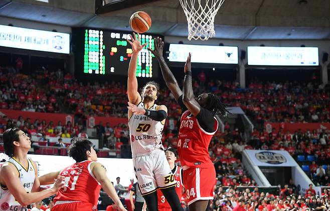골밑을 장악한 창원 LG 마레이(가운데). [사진 KBL]