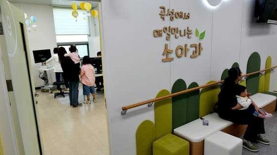 지난 2일 오전 전남 곡성보건의료원에 마련된 소아과 진료실에서 아이들이 진료를 받고 있다. 곡성은 1960년 소아과 전문의 제도가 생긴 이래 이날 처음으로 상시 소아과가 들어섰다. [뉴스1]