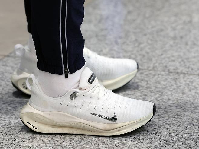 한국 배드민턴 대표팀 안세영이 5일 인천국제공항에 선수 개인용품 후원 신발을 신고 입국했다.  이날 대한배드민턴협회는 국가대표 선수의 개인 후원 계약을 허용한다고 밝혔다. [뉴스1]