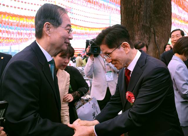 ▲ 국민의힘 김문수 대선 후보(오른쪽)와 무소속 한덕수 대선 예비후보가 5일 서울 종로구 조계사에서 열린 불기 2569년 부처님오신날 봉축법요식을 마친 뒤 악수하고 있다. 연합뉴스