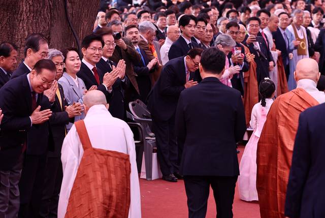 ▲ 5일 서울 종로구 조계사에서 열린 불기 2569년 부처님오신날 봉축법요식에 대선 후보와 정당 정치인들이 조계종 총무원장 진우스님의 입장에 합장하고 있다. 연합뉴스