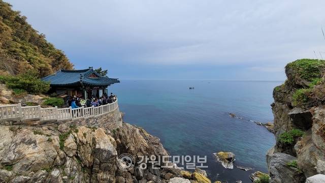 ▲ 불기 2569년 부처님 오신날을 맞은 5일 천년고찰 낙산사(주지 일념스님) 홍연암에 관광객들이 줄을 지어 관람하고 있다. 김동화