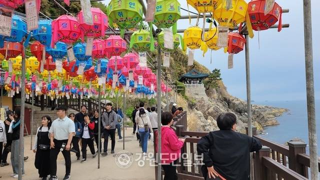 ▲ 불기 2569년 부처님 오신날을 맞은 5일 천년고찰 낙산사(주지 일념스님) 홍연암에 관광객들이 줄을 지어 관람하고 있다. 김동화