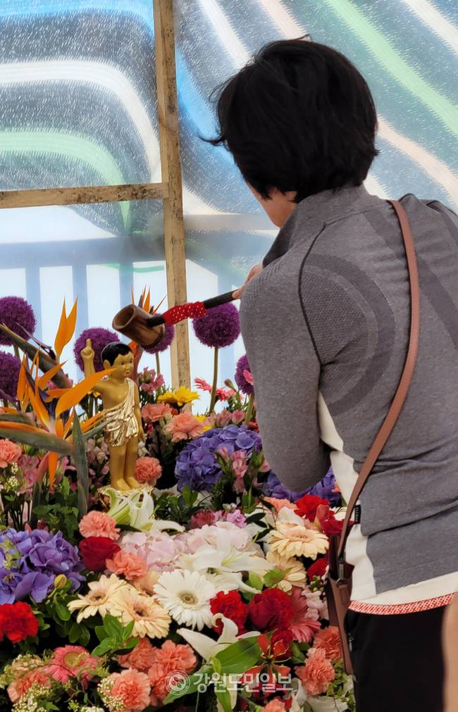 ▲ 불기 2569년 부처님 오신날을 맞은 5일 천년고찰 낙산사(주지 일념스님)에서 한 신도가 아기부처상에 물을 붓고 있다. 김동화