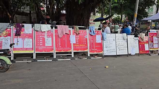 부쩍 한산해진 쉬인촌 인력시장 모습. 이곳에서는 한 달 단위로 일을 구하는 것이 일반적이다.