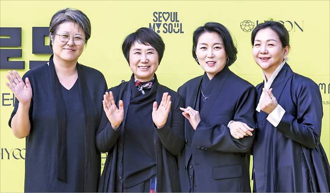 지난 2일 서울 덕수궁길에서 열린 ‘2025 서울패션로드 정동’을 기획한 한복 디자이너들. 왼쪽부터 송혜미 서담화 대표, 김남희 돌실나이·꼬마크 대표, 박선옥 기로에 대표, 권혜진 한복스튜디오 혜온 대표.     임형택 기자