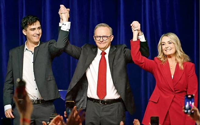 ‘반트럼프’ 여론 타고 승리한 호주 앨버니지 3일(현지시간) 호주 시드니에서 열린 노동당 총선 승리 행사에서 앤서니 앨버니지 호주 총리(가운데)가 동반자 조디 헤이든(오른쪽), 아들 네이선과 함께 손을 흔들고 있다. 이날 총선에서 재선에 성공한 앨버니지 총리는 “세계적인 불확실성 속에서 호주를 안정적으로 이끌겠다”고 밝혔다.  AFP연합뉴스