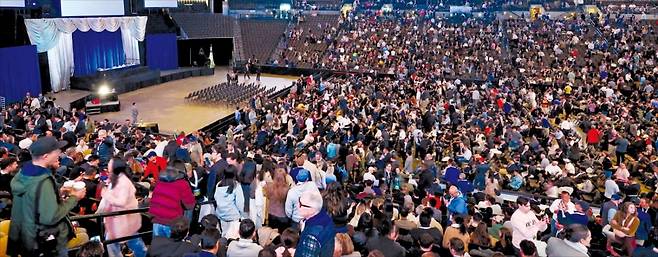 < 주주 4만명 집결 > 3일(현지시간) 미국 네브래스카주 오마하 CHI헬스센터에서 열린 벅셔해서웨이 연례 주주총회에 수많은 주주가 모여들었다. 올해 60회를 맞이한 주총은 사상 최대 규모로 진행됐다. 팀 쿡 애플 최고경영자(CEO)와 힐러리 클린턴 전 미국 국무장관 등을 비롯해 주주 1만6200명 등이 참석해 행사장을 가득 메웠다.  로이터연합뉴스