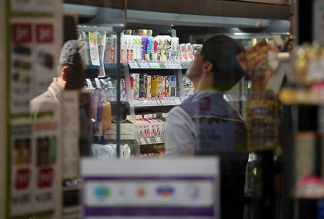 서울 시내 한 편의점에서 직원이 물건을 살펴보고 있다.  사진=뉴스1