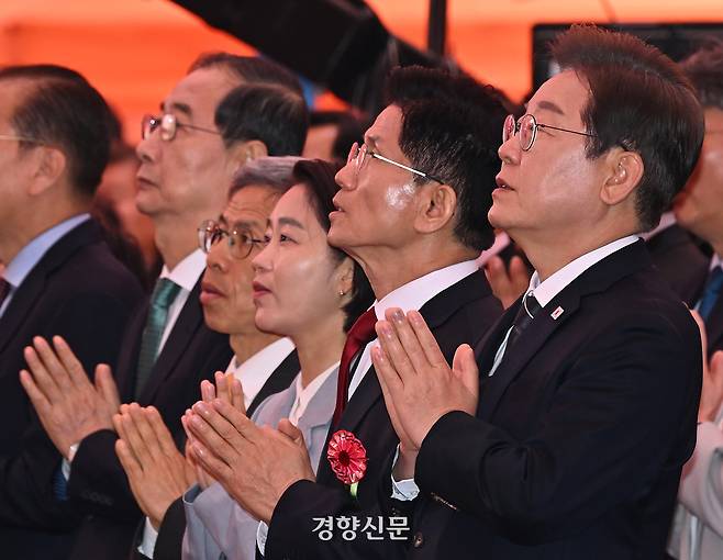 5일 서울 종로구 조계사 대웅전 앞에서 열린 부처님 오신날 봉축법요식에서 대선후보들이 합장을 하고 있다. 대통령실사진기자단