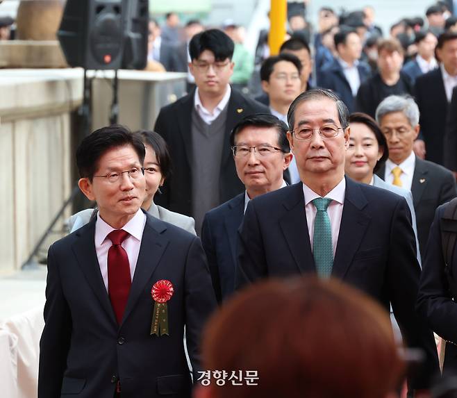 김문수 국민의힘 대선 후보(왼쪽)와 한덕수 전 국무총리가 5일 오전 ‘불기 2569년 부처님오신날 봉축법요식’에 참석해 나란히 걷고 있다. 권도현 기자