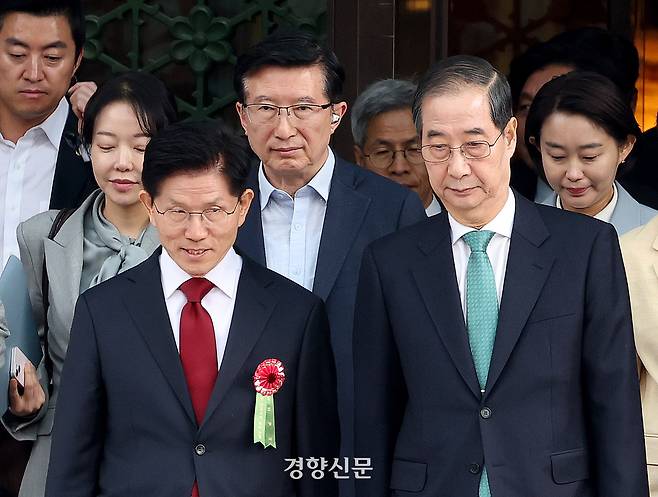 김문수 국민의힘 대선 후보(왼쪽)와 한덕수 무소속 예비후보가 5일 서울 종로구 조계사에서 열린 불기 2569년 부처님오신날 봉축법요식에 나란히 참석하고 있다. 권도현 기자