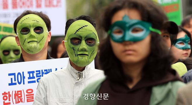 어린이날인 5일 서울 용산가족공원 앞에서 열린  ‘제1회 고아 프랑켄슈타인 퍼포먼스’ 참가자들이 프랑켄슈타인 가면을 쓰고 광화문 방향으로 행진하고 있다. 서성일 선임기자