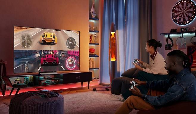 LG 스마트TV로 게임을 즐기는 모습. LG전자 제공