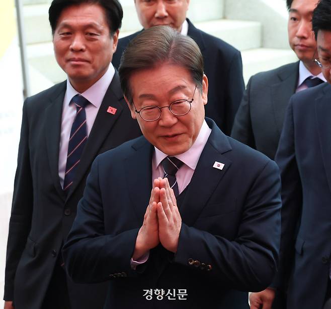 이재명 더불어민주당 대선 후보가 5일 서울 종로구 조계사에서 열린 불기 2569년 부처님오신날 봉축법요식에 참석하며 합장하고 있다. 권도현 기자