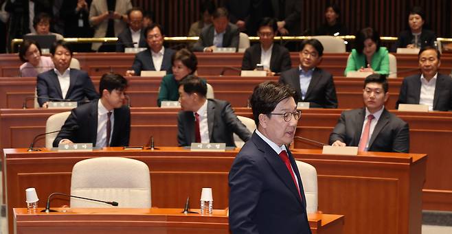 권성동 국민의힘 원내대표가 5일 국회에서 열린 의원총회에 참석해 발언하기 위해 단상으로 향하고 있다. 연합뉴스