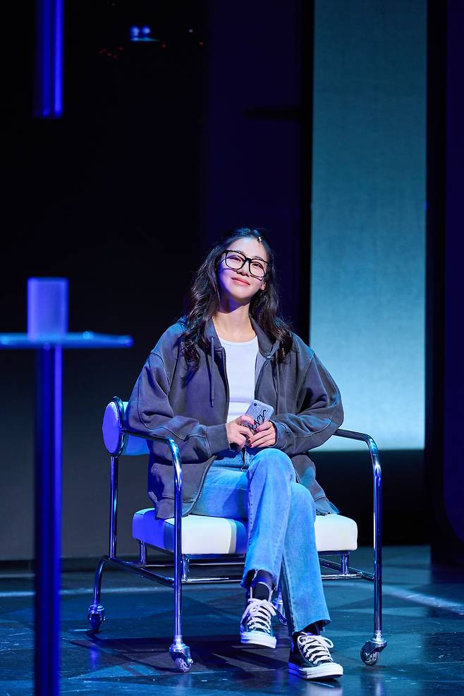 Han Ji-eun portrays the enigmatic con artist Anna in the play "Anna X." (Gleam Company)