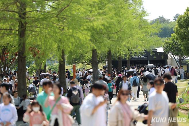 5월 첫 연휴 기간 순천만국가정원 찾은 관광객(순천시 제공)