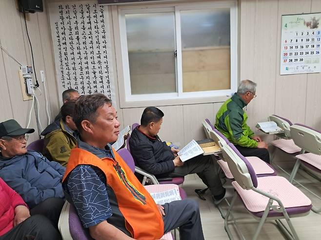 꿈도 계획도 다 잊은 채 타향살이 20년 마치고 고향에서 늙은 어머니의 근심거리인 탕자가 교회에 왔습니다.