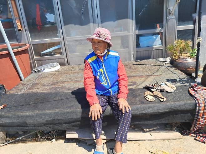 평생을 살아오신 김동진 할머니는 걸음걸이도 힘겨우십니다. 할머니는 속썩이는 아들이 불쌍타 하시며 목사님께 맡긴다고 합니다. 저런 아들을 어떻게 맡을 수 있을까요.