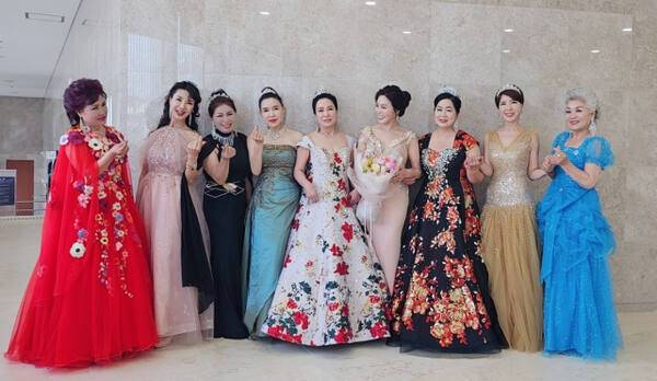 수원시에 거주하는 시니어모델 민수정씨(67·오른쪽에서 세 번째)가 패션쇼를 마친 후 다른 시니어모델들과 기념 촬영을 하고 있다. 민수정씨 제공