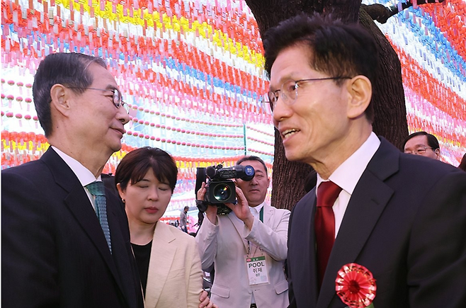 국민의힘 김문수 대선 후보(오른쪽)와 무소속 한덕수 대선 예비후보가 5일 서울 종로구 조계사에서 열린 불기 2569년 부처님오신날 봉축법요식을 마치며 인사 뒤 행사장을 떠나고 있다. / 사진 = 연합뉴스