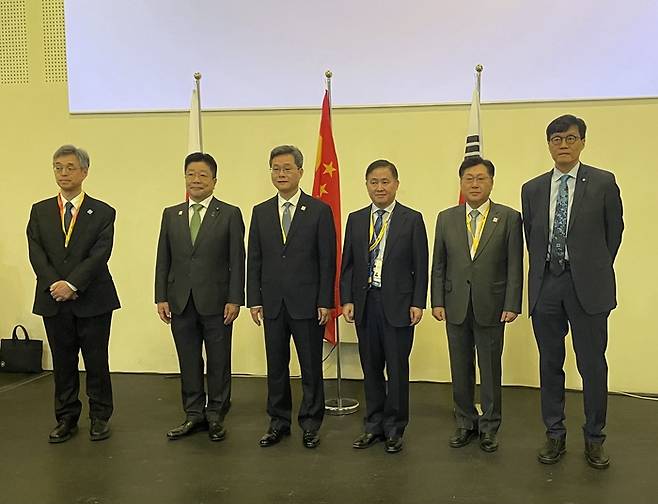 4일 오전(현지시간) 이탈리아 밀라노에서 개최된 한일중 재무장관, 총재회의 참석자들이 기념촬영을 하고 있다. (왼쪽부터) 히미노 BOJ 부총재, 카토 일본 재무장관, 란 포안 중국 재무장관, 판궁성 PBC 총재, 최지영 기획재정부 차관보, 이창용 한국은행 총재. [사진 = 한국은행]