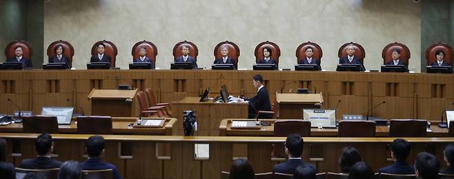 조희대 대법원장(왼쪽에서 여섯번째)을 비롯한 대법관들이 1일 더불어민주당 이재명 대선 후보의 공직선거법 위반 사건 전원합의체 선고를 위해 서울 서초구 대법원 대법정에 앉아 있다. 이날 대법원 전원합의체는 이 후보에 무죄를 선고한 원심판결을 파기하고 사건을 서울고법으로 돌려보냈다. [한주형 기자]