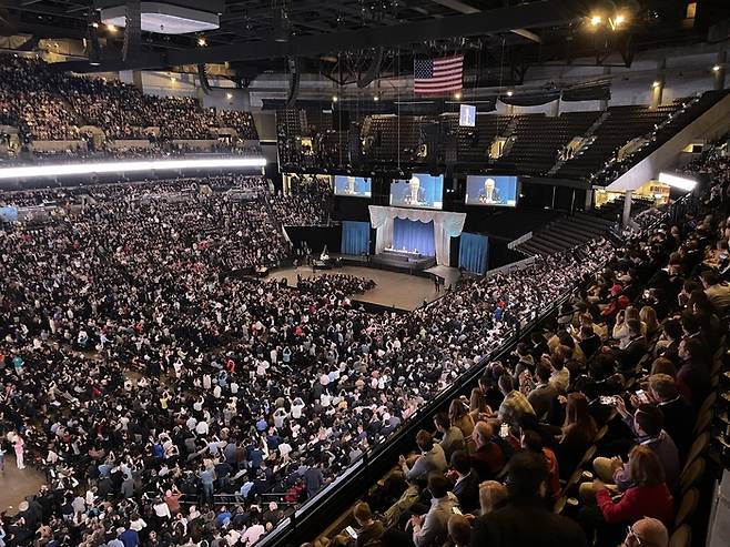 지난 3일(현지시간) 미국 네브래스카주 오마하 CHI헬스센터에서 열린 버크셔해서웨이 주주총회장에 전세계에서 온 주주 등 4만 명이 주총장에 운집해 있다. [오마하(미국) = 윤원섭 특파원]