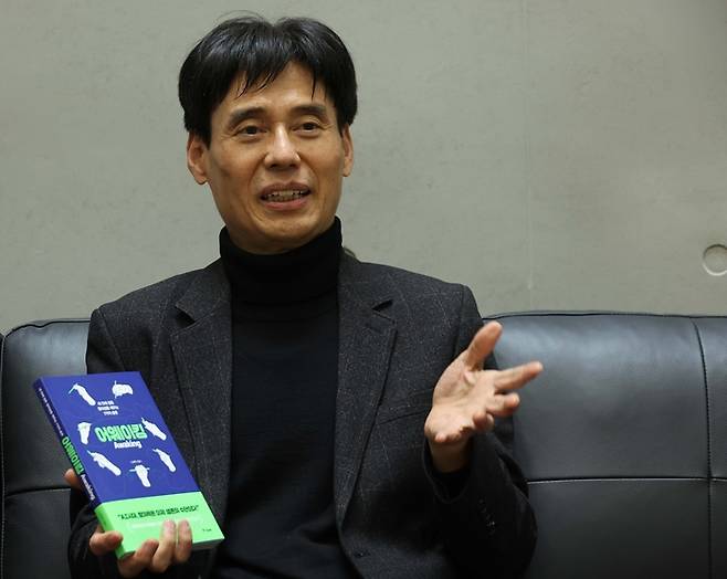 최근 서울 관악구 서울대 우석경제관에서 매일경제와 만난 김세직 서울대 경제학부 명예교수가 혁신형 인적 자원 양성을 위한 창의력 교육의 중요성을 강조하고 있다.  <한주형 기자>