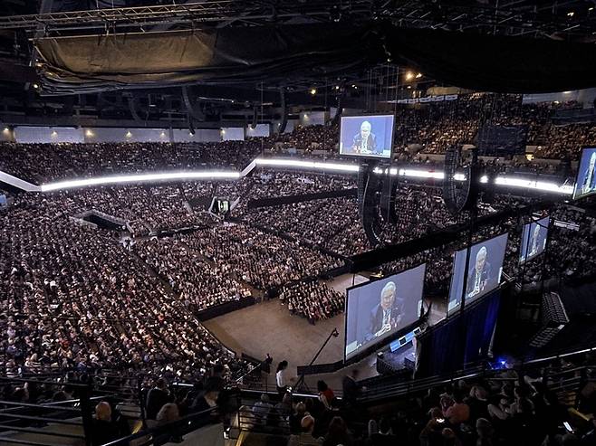 3일(현지시간) 미국 네브래스카주 오마하 CHI헬스센터에서 열린 버크셔해서웨이 주주총회가 전 세계에서 4만명이 운집한 가운데 열리고 있다. [오마하(미국) = 윤원섭 특파원]