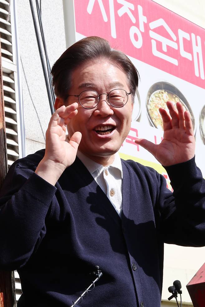 더불어민주당 이재명 대선 후보가 ‘골목골목 경청투어’ : 단양8경편‘에 나선 4일 강원도 영월군 영월서부시장에서 강원 내륙의 주민들에게 지지를 호소하고 있다. [사진 = 연합뉴스]