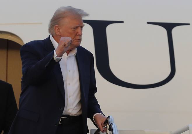 4일(현지시간) 미국 메릴랜드주에 도착한 트럼프 대통령이 전용기 에어포스원 계단에서 손짓하고 있다. <AP 연합뉴스>