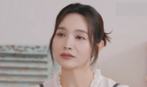 배우 이민영이 학창시절 ‘찐친’들과 즐거운 시간을 보낸다. [사진출처 = ‘솔로라서’ 영상 캡처]