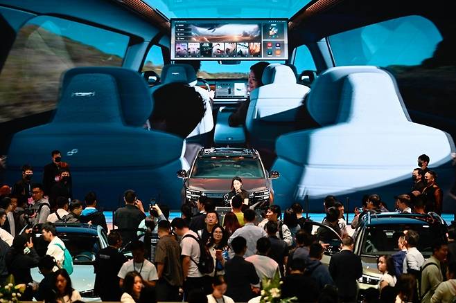 2025 상하이 모터쇼에 몰려든 인파. [사진 출처 = AFP 연합뉴스]