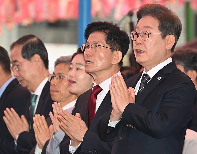 5일 서울 종로구 조계사에서 열린 불기 2569년 부처님오신날 봉축법요식에 대선 후보들이 참석해 합장하고 있다. 
    오른쪽부터 더불어민주당 이재명 대선 후보, 국민의힘 김문수 대선 후보, 진보당 김재연 대선 후보, 정의당 권영국 대선 후보, 무소속 한덕수 대선 예비후보. [사진 = 연합뉴스]