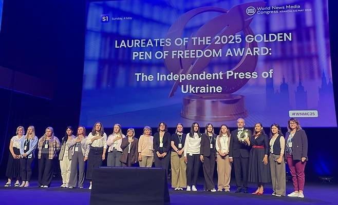4일(현지시간) 폴란드 크라쿠프 ICE 콩그레스 센터에서 열린 제76회 세계뉴스미디어총회에서 ‘자유의 황금펜’을 수상한 우크라이나 독립 언론인들. 사진제공=세계신문협회