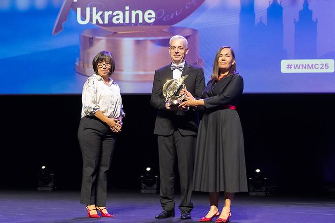 4일(현지시간) 폴란드 크라쿠프 ICE 콩그레스 센터에서 제76회 세계뉴스미디어총회 ‘자유의 황금펜 상’ 시상식이 열렸다.  왼쪽부터 마사 라모스 세계편집자포럼 회장, 올렉시 포고레로프 우크라이나 미디어비즈니스협회(UMBA) 회장, 옥사나 브로브코 우크라이나 독립지역언론협회(AIRPPU) 회장. 사진제공=세계신문협회