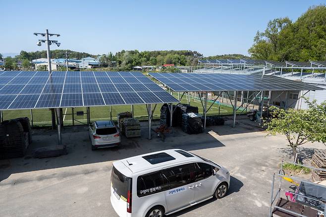 경기 여주시 구양리 햇빛두레 발전소 4호. 마을 풋살장 옆 주차장에 태양광발전 설비를 설치해 지붕 역할을 하고 있다. 여주 전형민 기자